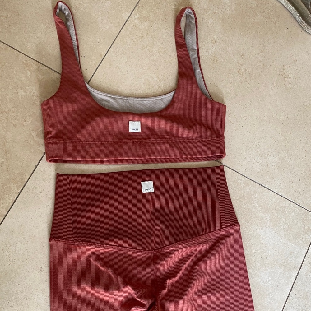 Vuori Ribbed Sports Bra and Leggings Set - Picture 5 of 7